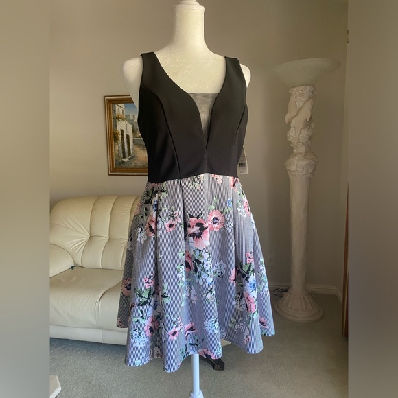 Dress size 3 USA Black top with striped and flowery color - Picture 3 of 10